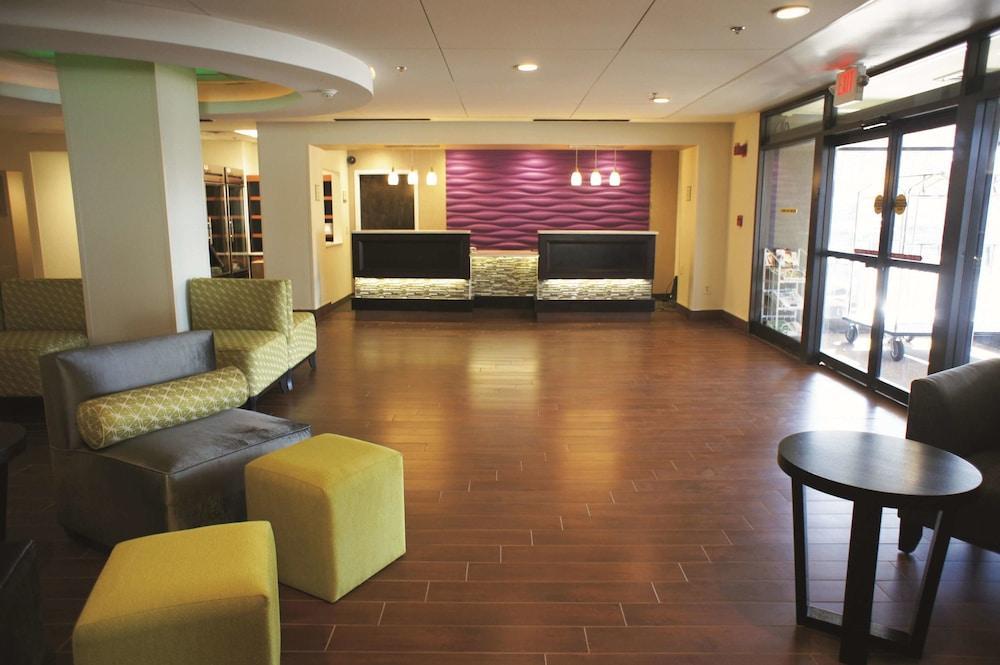 La Quinta By Wyndham Springfield Hotel Buitenkant foto