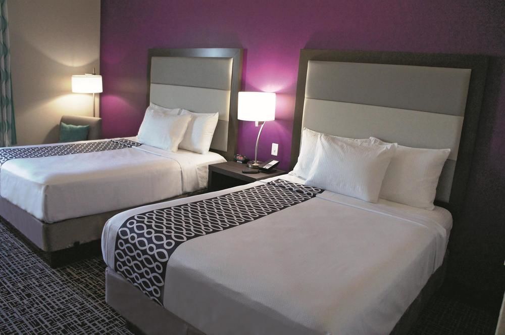 La Quinta By Wyndham Springfield Hotel Buitenkant foto